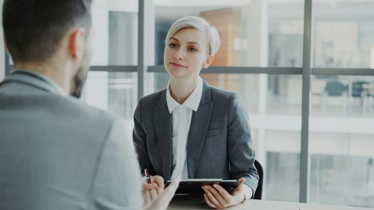 Comment choisir un cabinet de recrutement cosmétique adapté à vos enjeux ?